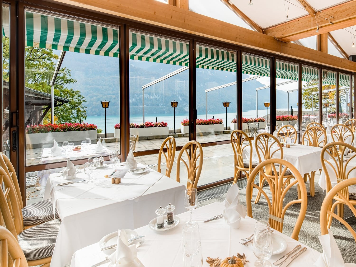 Restaurant Lindenblüte terrace overlooking Lake Brienz